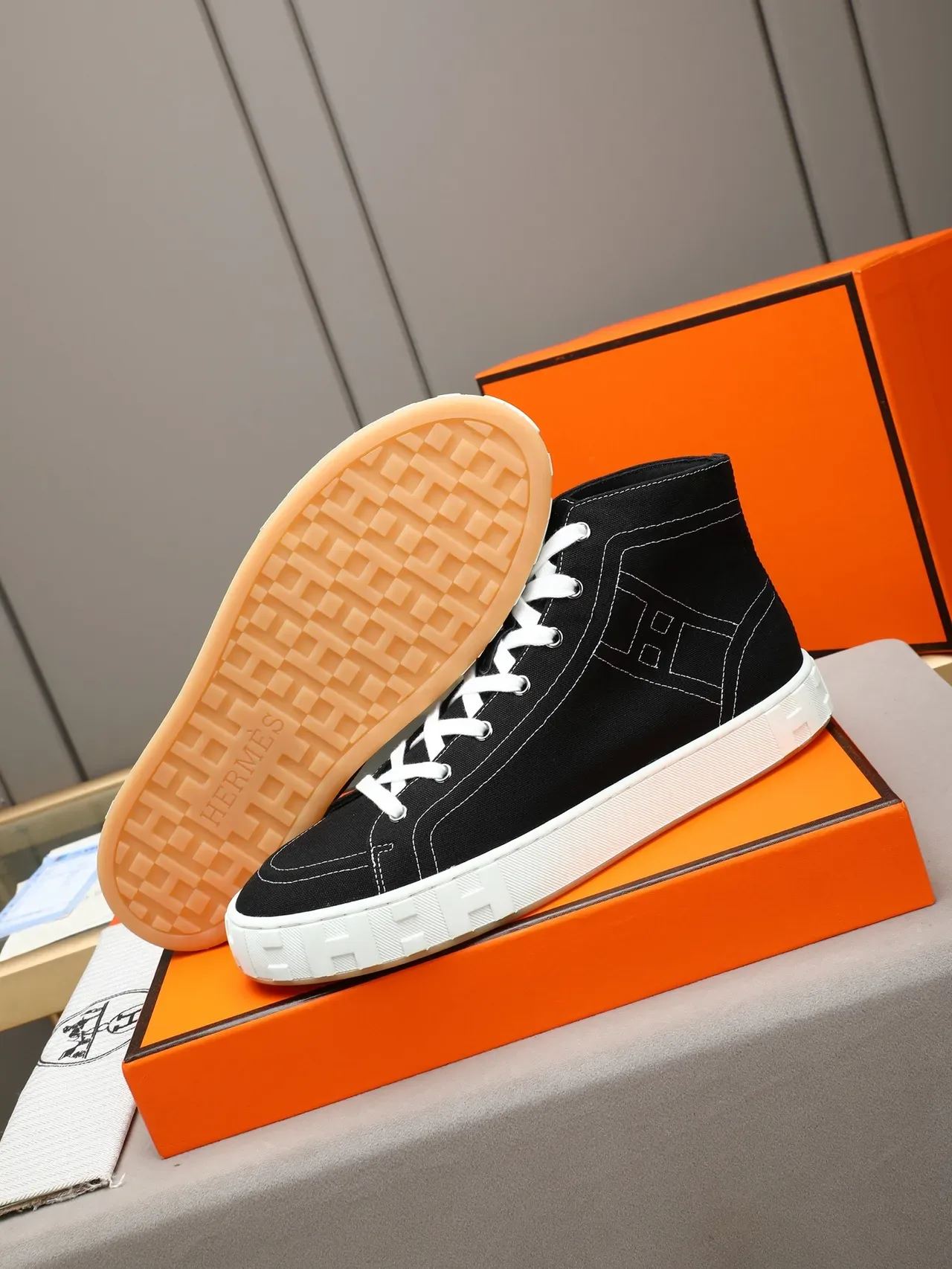 Hermès H Canvas Sneakers Hautes Noir et Blanc Lifestyle Sneakers 4