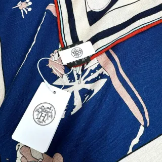 Hermès चित्रित कार्टून मोटिफ नेवी और क्रीम रेशम स्कार्फ