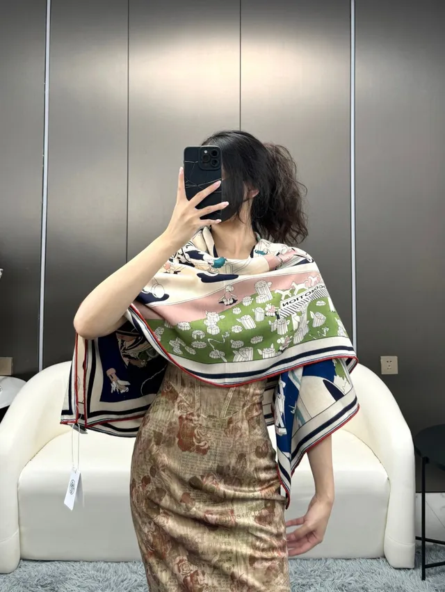 Hermès Motif de Dessin Animé Illustré en Bleu Marine et Crème Écharpe de Soie 3
