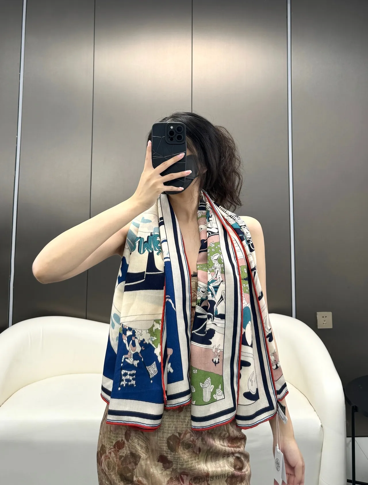 Hermès Motif de Dessin Animé Illustré en Bleu Marine et Crème Écharpe de Soie 4