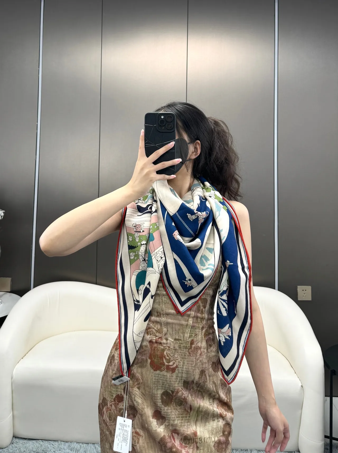 Hermès Motif de Dessin Animé Illustré en Bleu Marine et Crème Écharpe de Soie 5