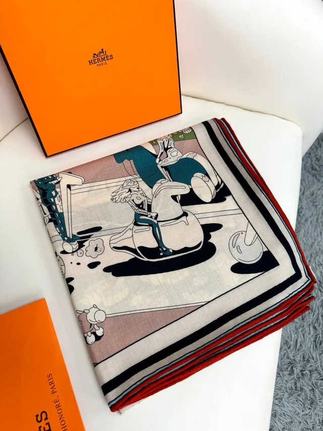 Hermès Motif de Dessin Animé Illustré en Bleu Marine et Crème Écharpe de Soie 7
