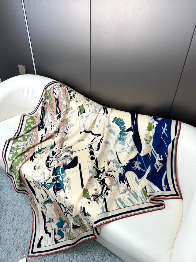 Hermès Motif de Dessin Animé Illustré en Bleu Marine et Crème Écharpe de Soie 8