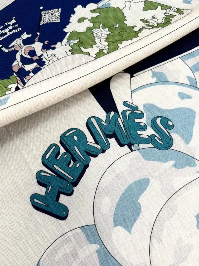Hermès Motif de Dessin Animé Illustré en Bleu Marine et Crème Écharpe de Soie 9