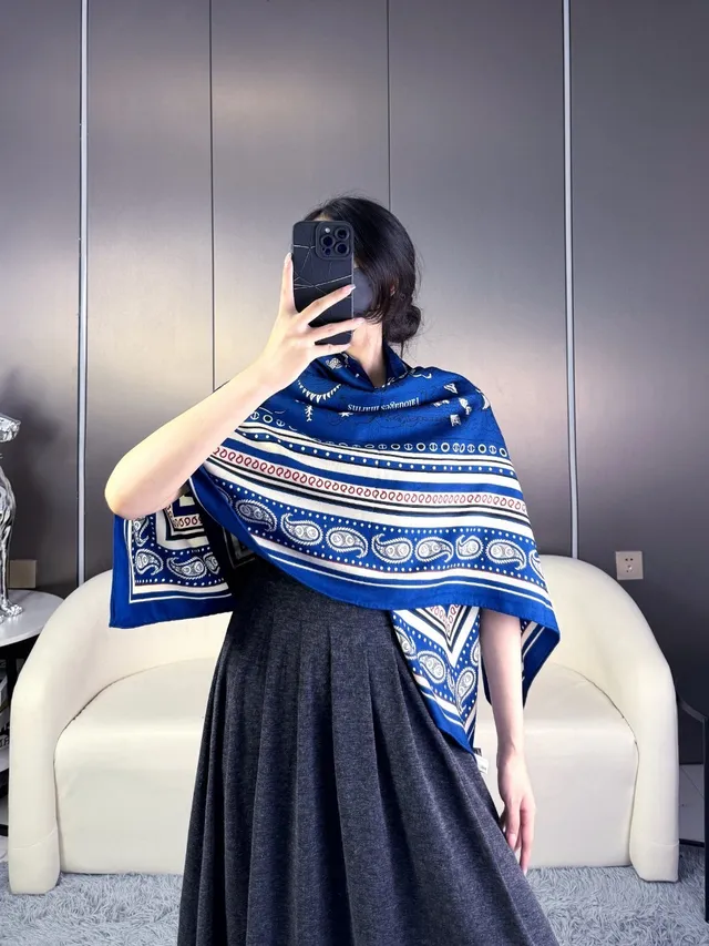 Hermès نافي وكريم حافية حريرية مطبوعة على الحدود 3