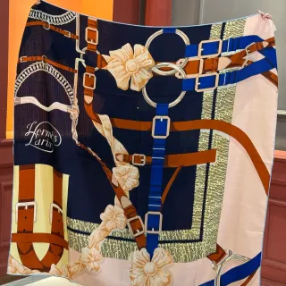 Hermès Azul Marino Beige Estampado Ecuestre Motivos Florales Pañuelo de Seda