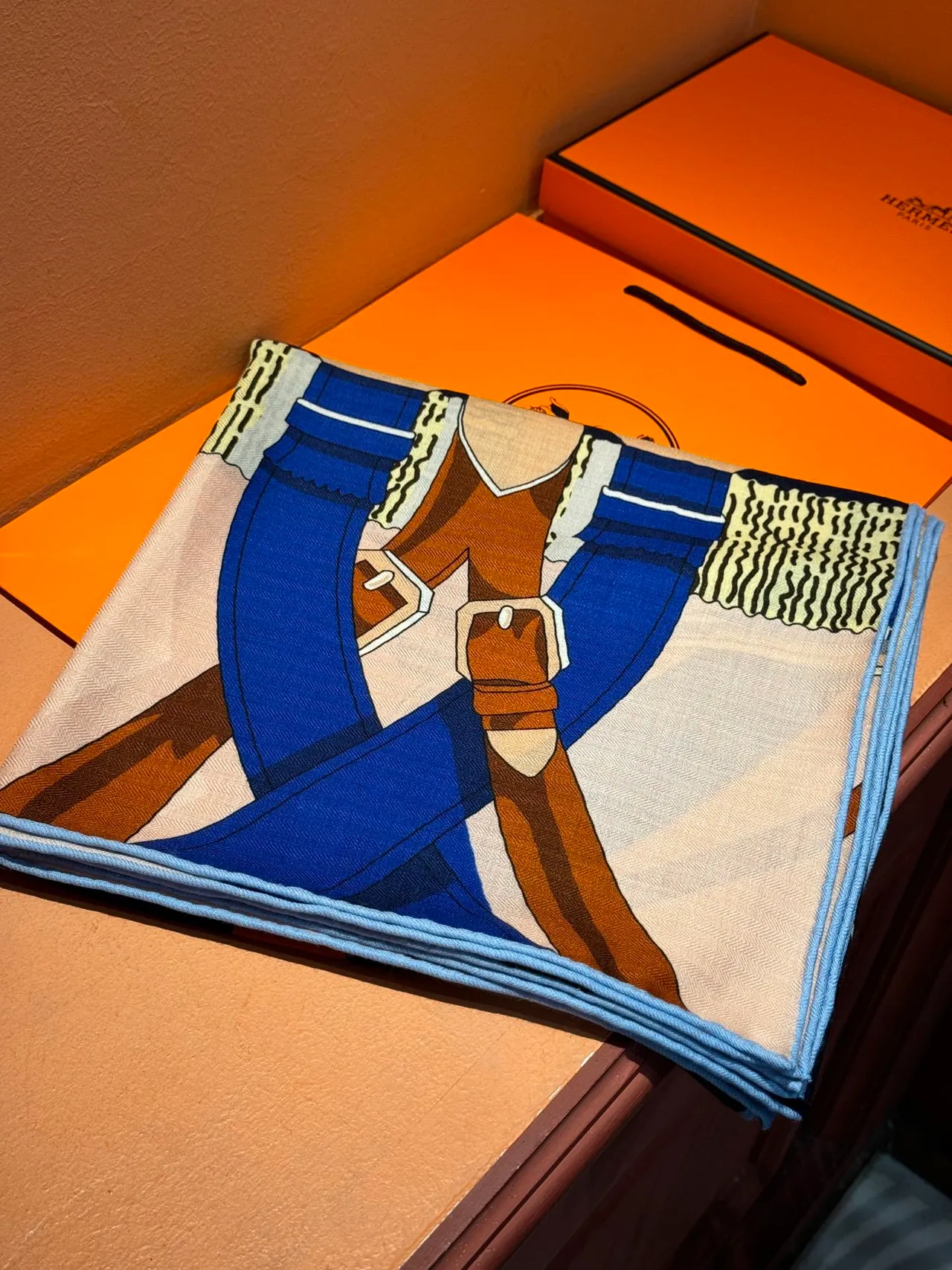 Hermès Bleu Marine Beige Imprimé Équestre Motifs Floraux Écharpe en Soie 6