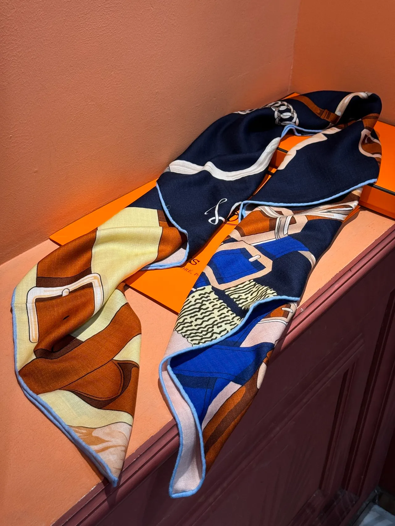 Hermès Bleu Marine Beige Imprimé Équestre Motifs Floraux Écharpe en Soie 7