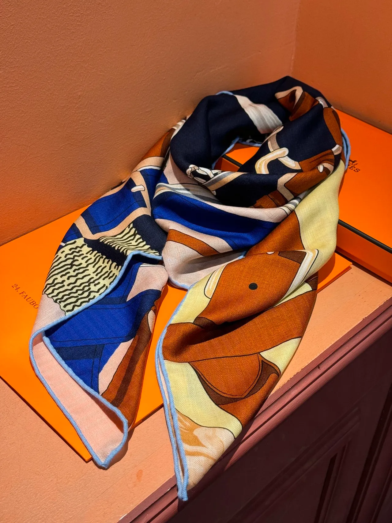 Hermès Bleu Marine Beige Imprimé Équestre Motifs Floraux Écharpe en Soie 8