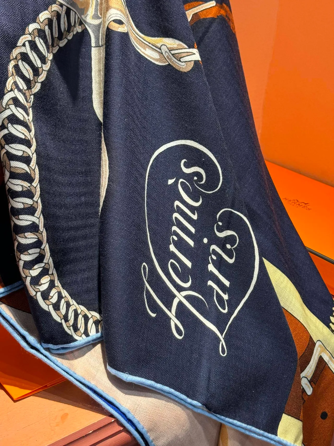 Hermès Bleu Marine Beige Imprimé Équestre Motifs Floraux Écharpe en Soie 9