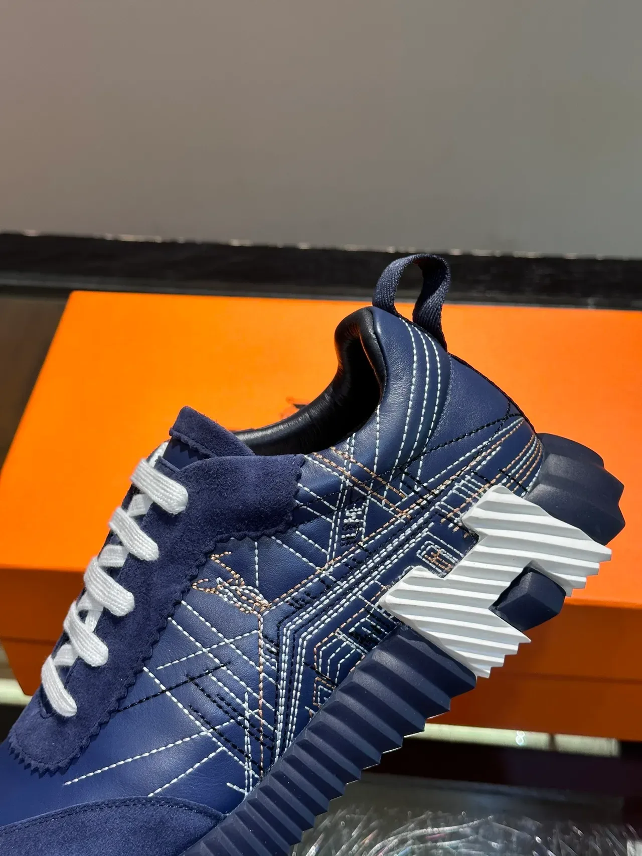 Hermès حذاء رياضي Navy White نعل منقور تطريز هندسي لايف ستايل 4