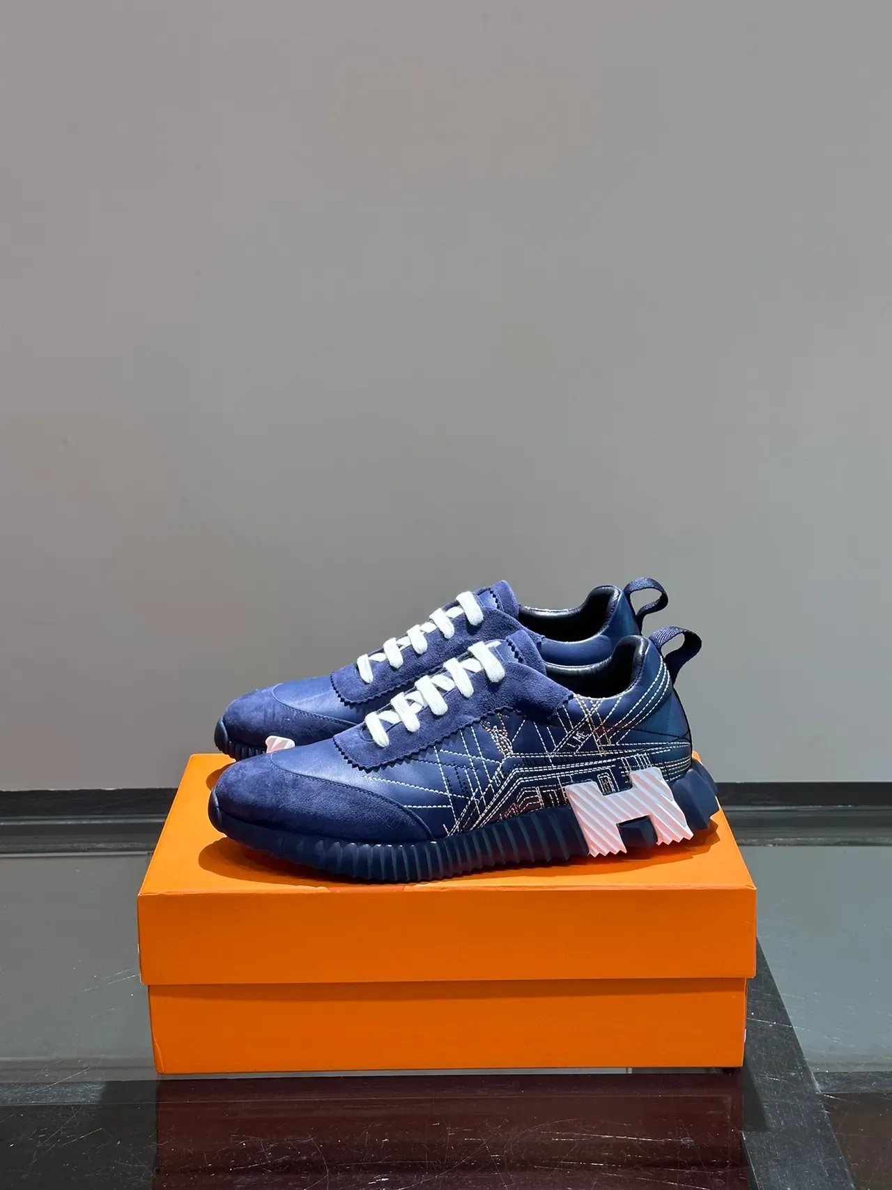 Hermès حذاء رياضي Navy White نعل منقور تطريز هندسي لايف ستايل 5