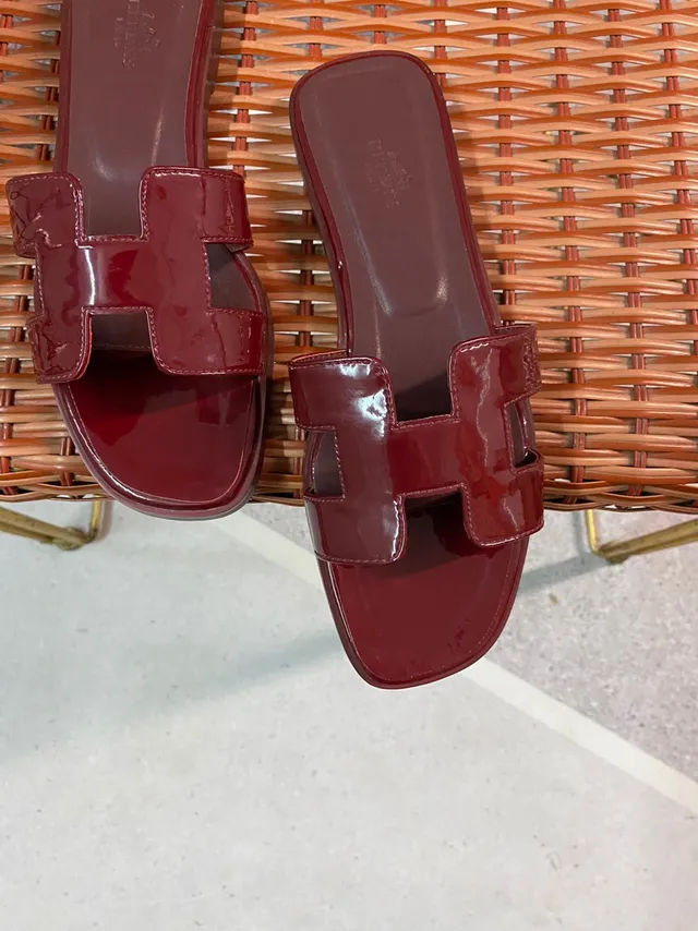 Hermès Oran Chinelos de couro patentado bordeaux 2