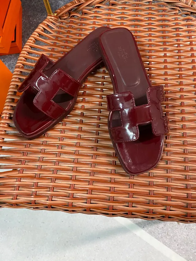 Hermès Oran Chinelos de couro patentado bordeaux 3