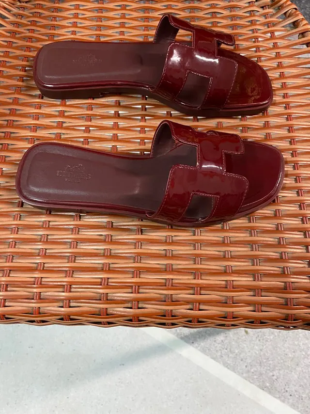 Hermès Oran Chinelos de couro patentado bordeaux 4