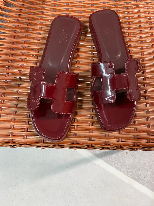 Hermès Oran Chinelos de couro patentado bordeaux 5