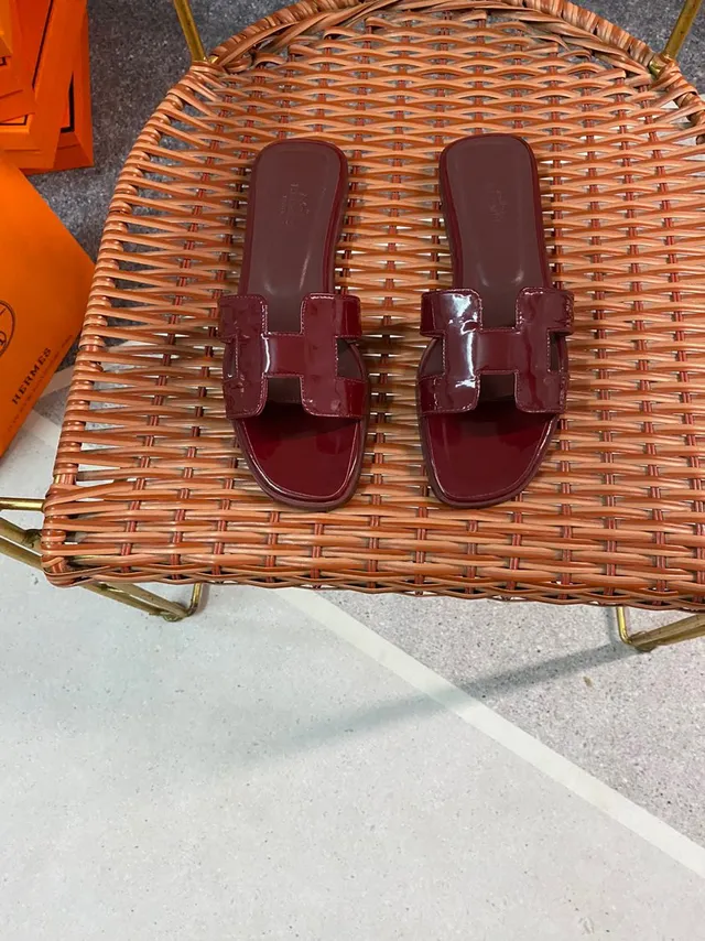 Hermès Oran Chinelos de couro patentado bordeaux 6