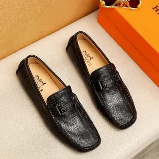 Hermès Oran mocassim preto padrão geométrico embossado couro mocassim