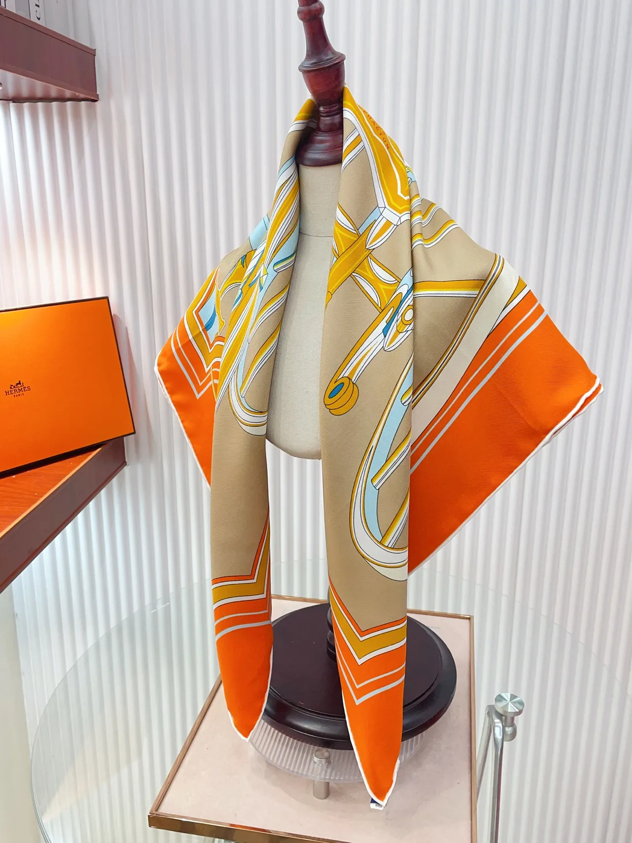 Hermès Phaeton's Wheel Écharpe de soie orange rose 2