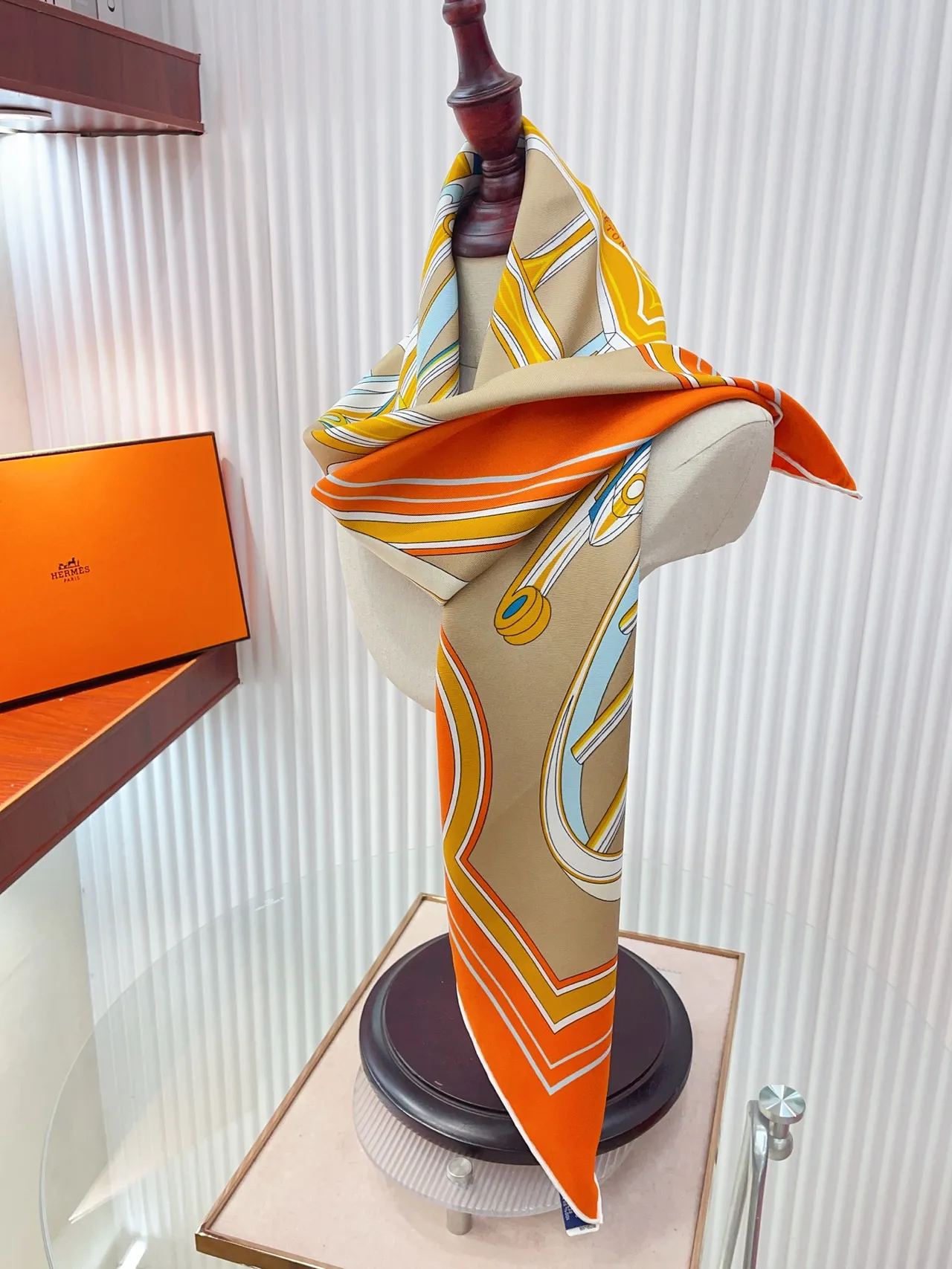 Hermès Phaeton's Wheel Écharpe de soie orange rose 3