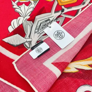 Hermès लाल गुलाबी साहसी ग्राफिक प्रिंट हेराल्डिक मोटिफ सिल्क स्कार्फ