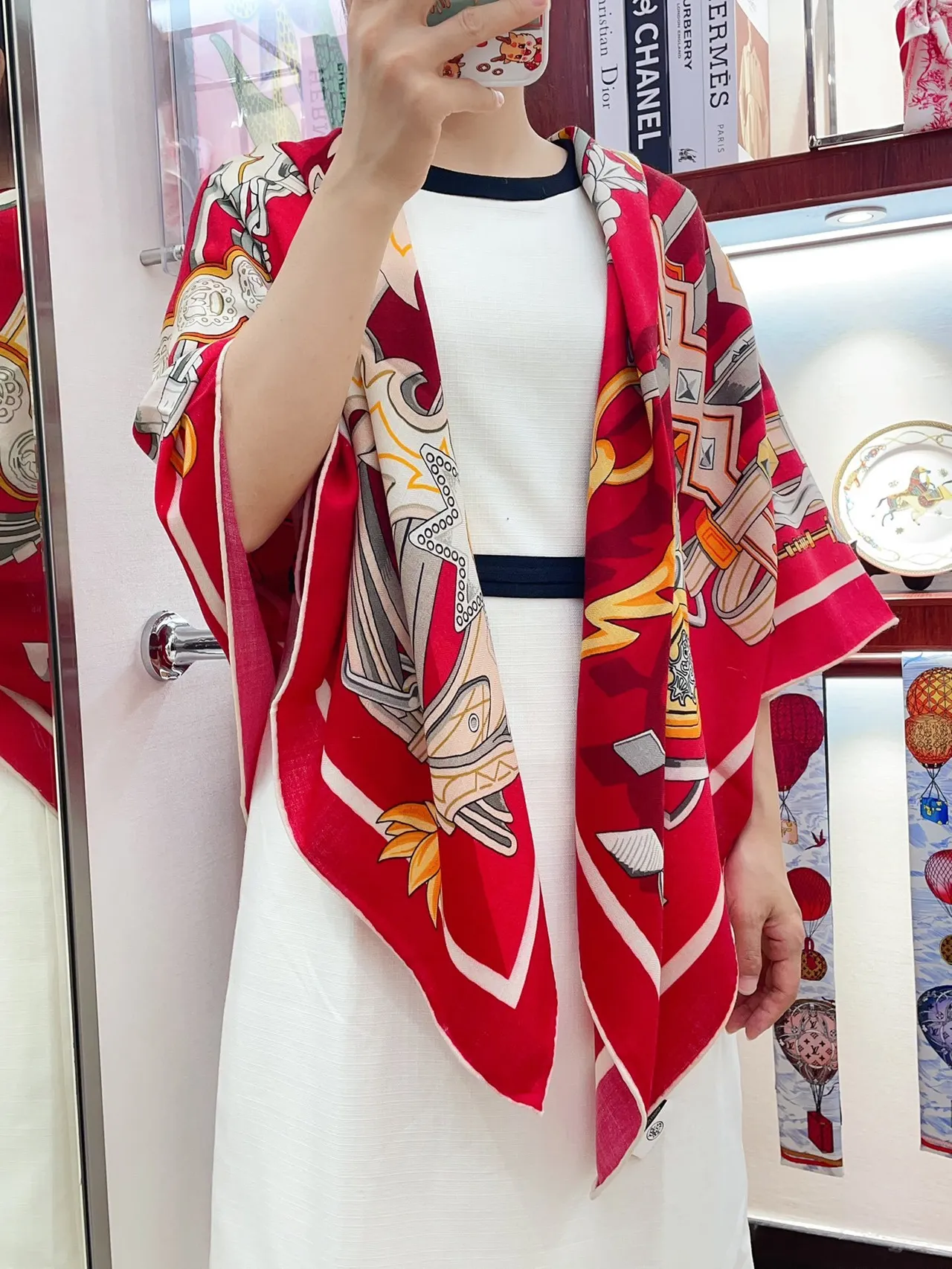 Hermès Cachecol de seda com impressão gráfica em vermelho e rosa, motivo heráldico audaz 2