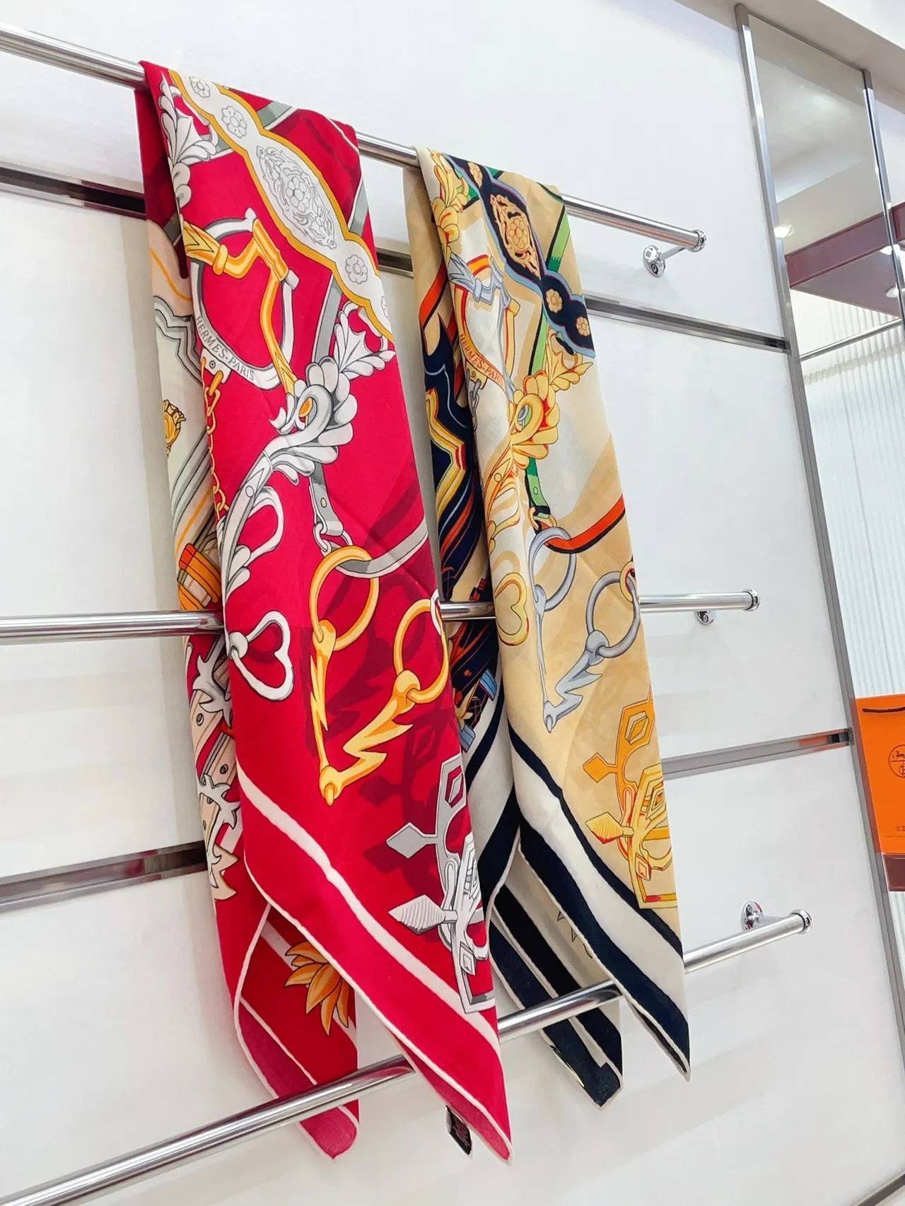 Hermès Cachecol de seda com impressão gráfica em vermelho e rosa, motivo heráldico audaz 3