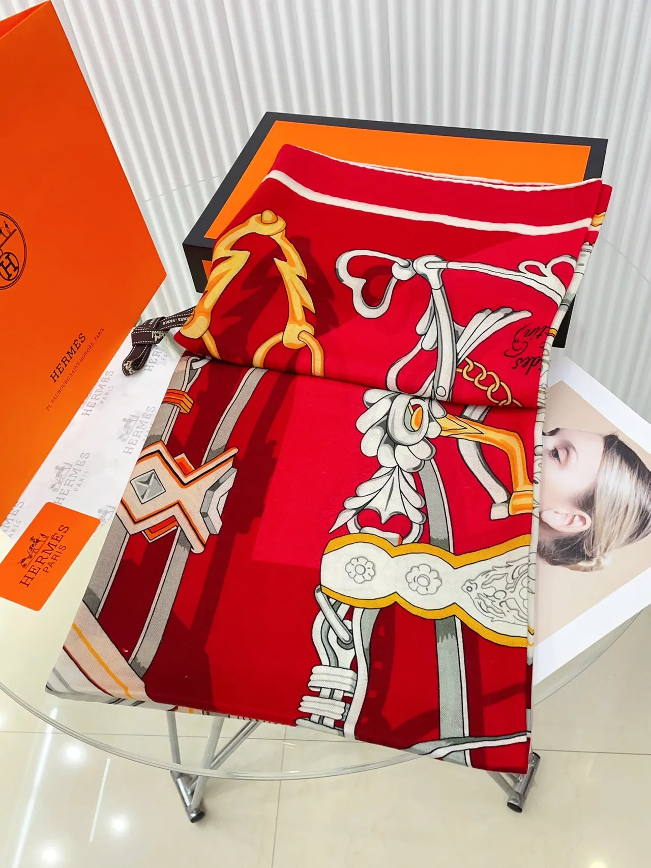 Hermès Cachecol de seda com impressão gráfica em vermelho e rosa, motivo heráldico audaz 6