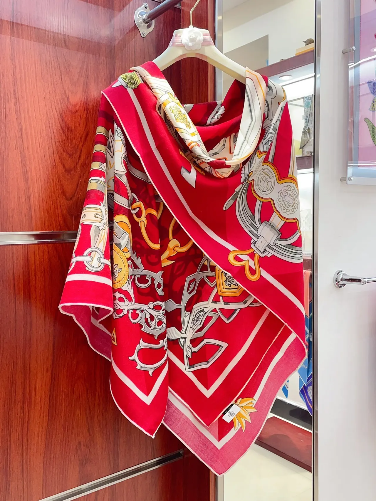 Hermès Cachecol de seda com impressão gráfica em vermelho e rosa, motivo heráldico audaz 8