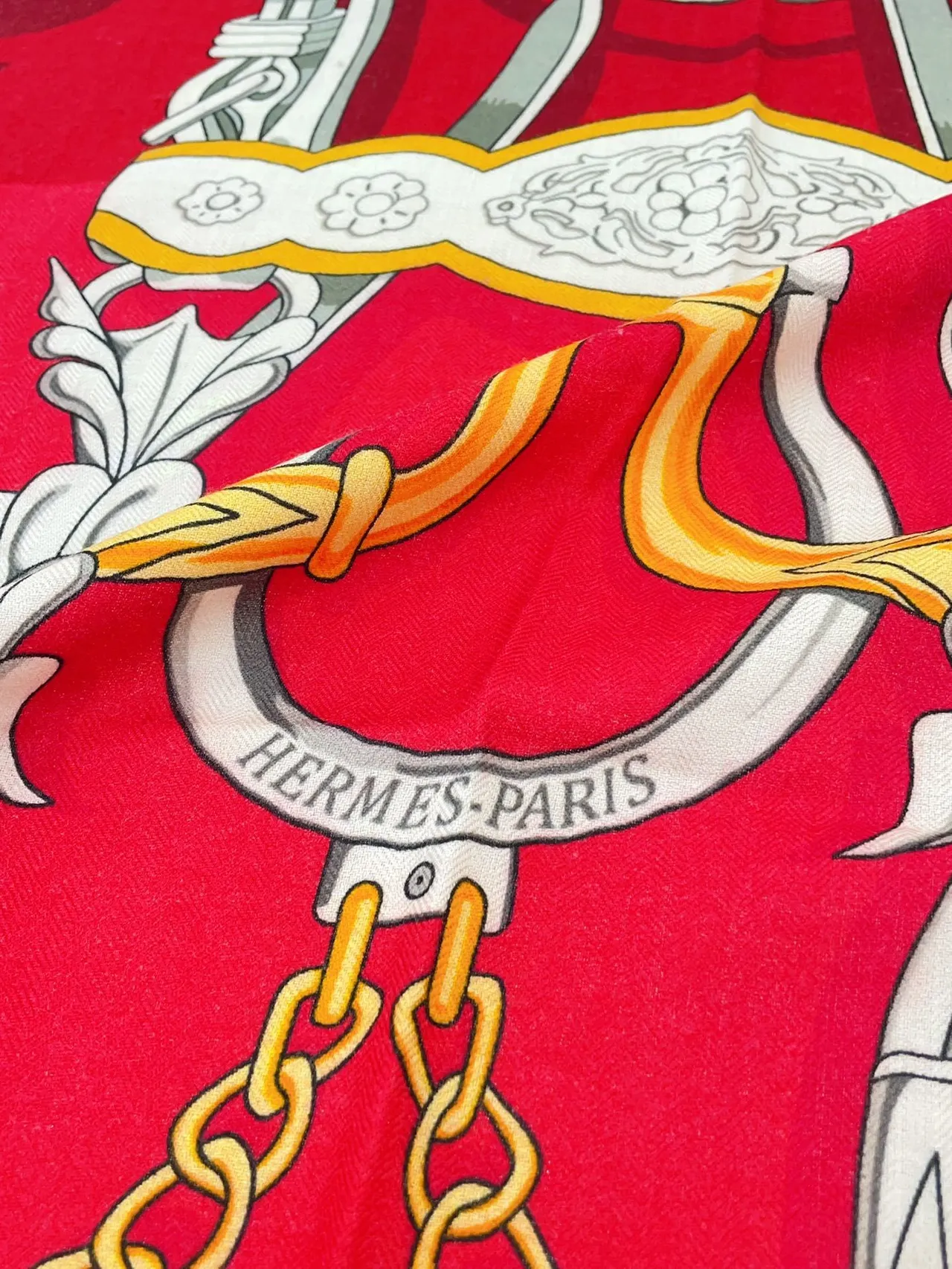 Hermès Cachecol de seda com impressão gráfica em vermelho e rosa, motivo heráldico audaz 9