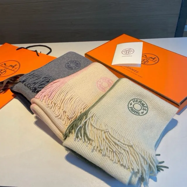 Hermès Écharpe de Cachemire navy et gray à franges de deux tons 3