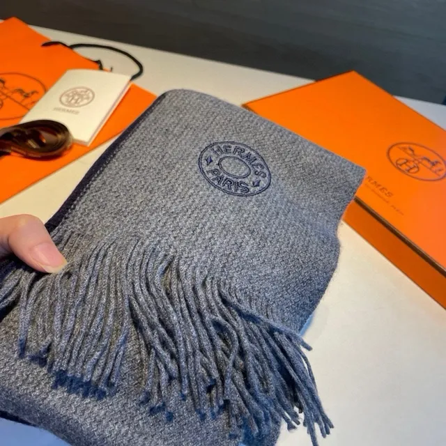 Hermès Écharpe de Cachemire navy et gray à franges de deux tons 5