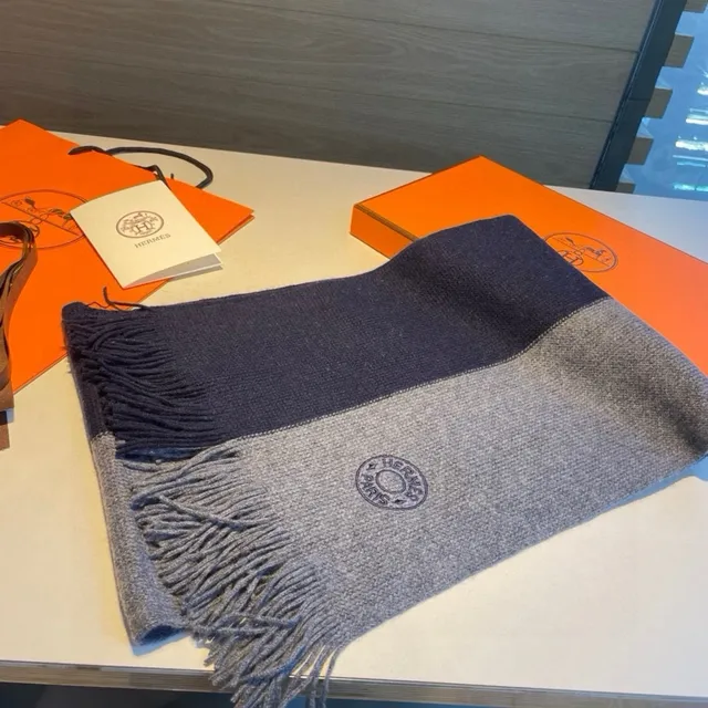Hermès Écharpe de Cachemire navy et gray à franges de deux tons 6