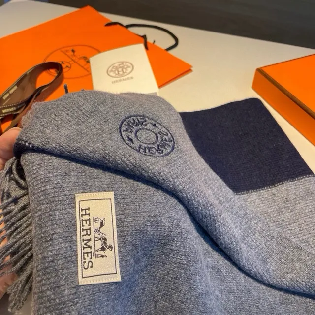 Hermès Écharpe de Cachemire navy et gray à franges de deux tons 7