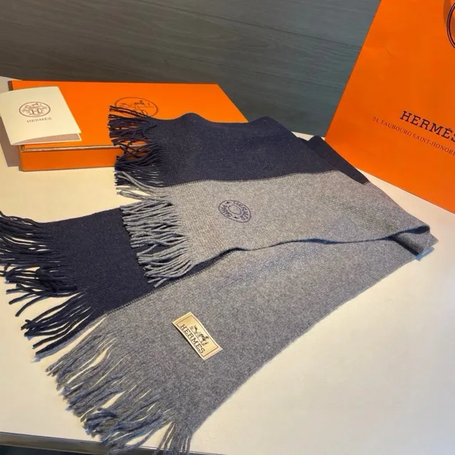 Hermès Écharpe de Cachemire navy et gray à franges de deux tons 8