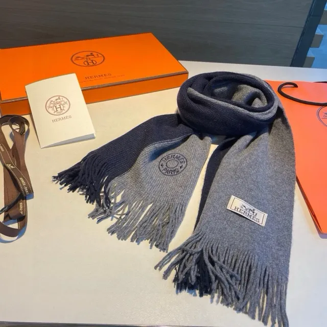 Hermès Écharpe de Cachemire navy et gray à franges de deux tons 9
