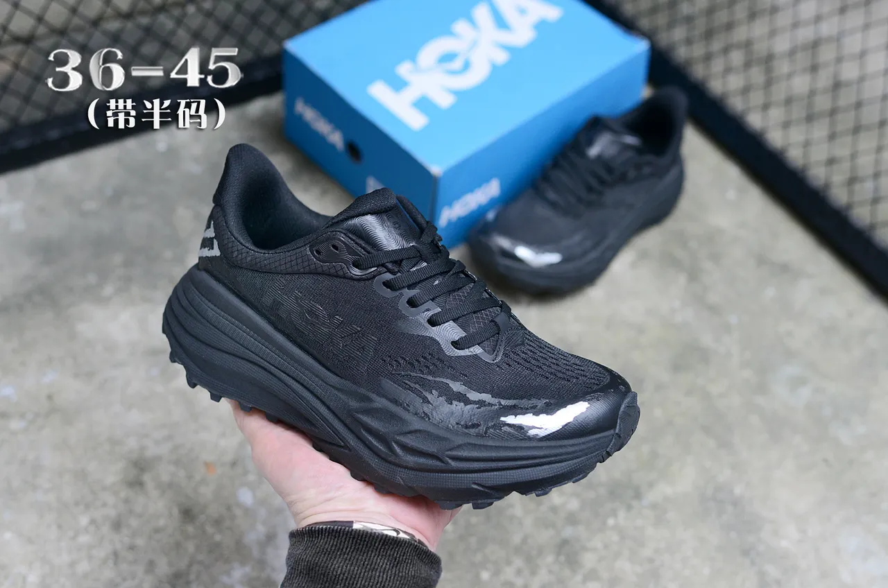 Hoka noir blanc semelle maximale amortie clous trail agressifs chaussures de course 3
