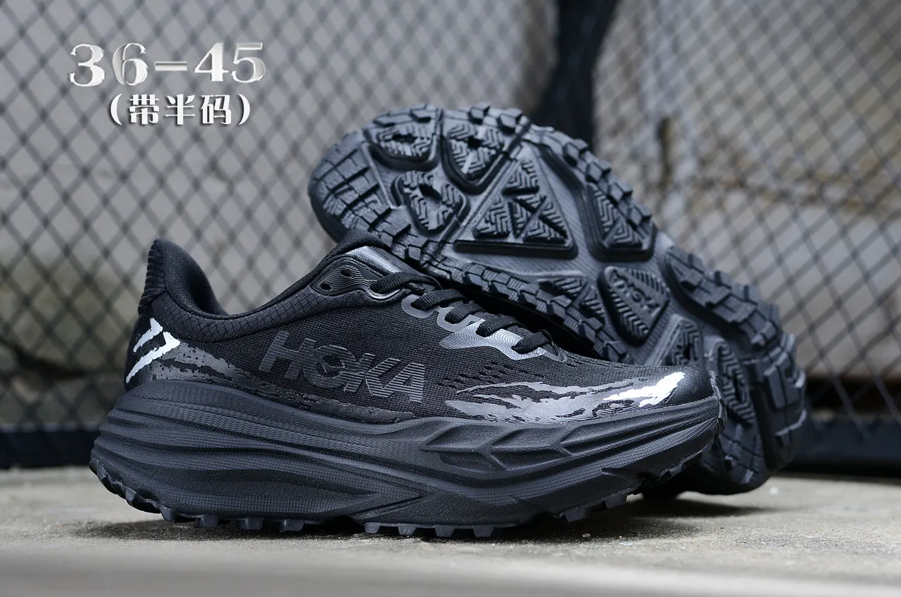 Hoka noir blanc semelle maximale amortie clous trail agressifs chaussures de course 7