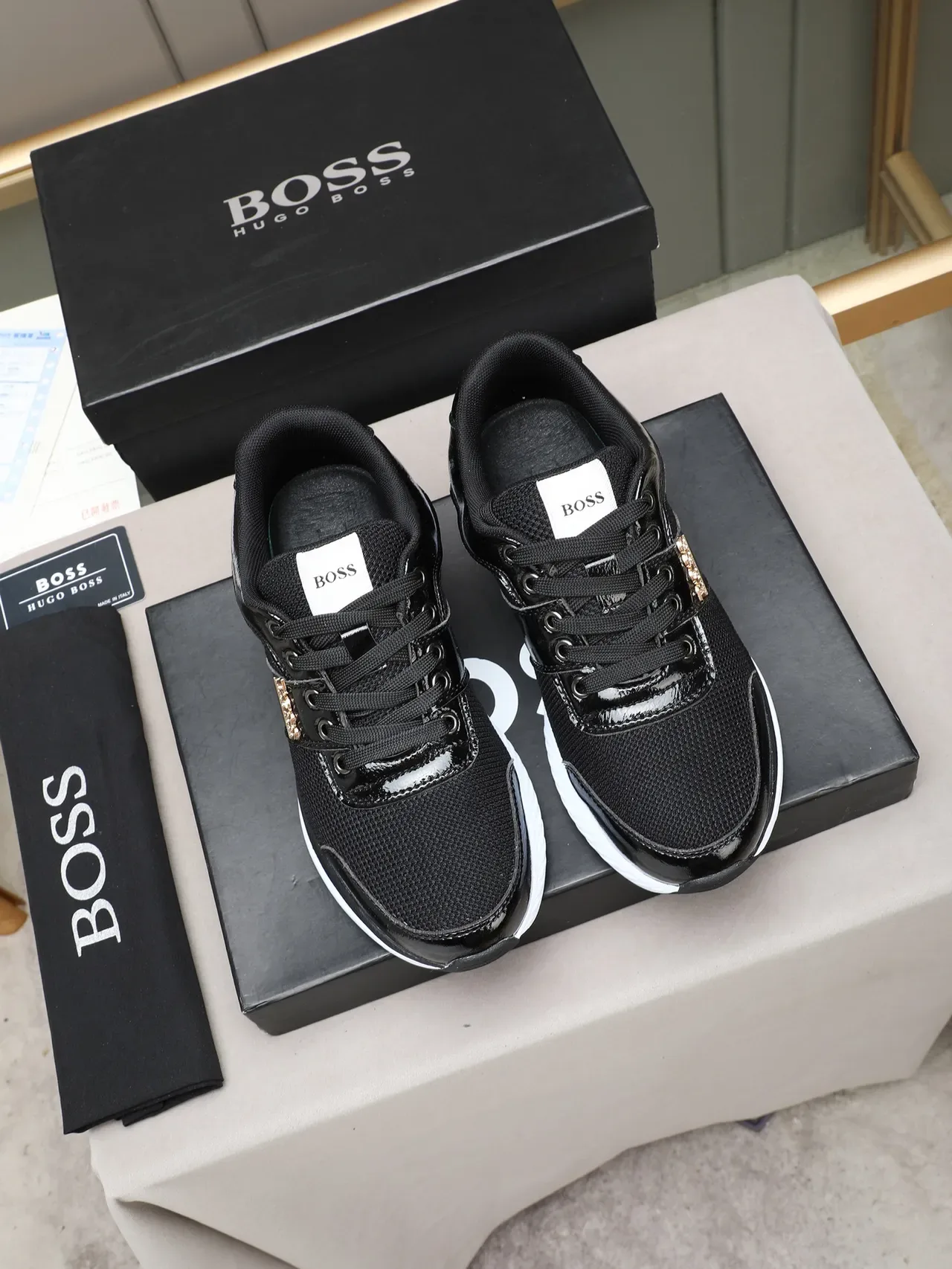 Hugo Boss Tênis lifestyle pretos de verniz e malha 2