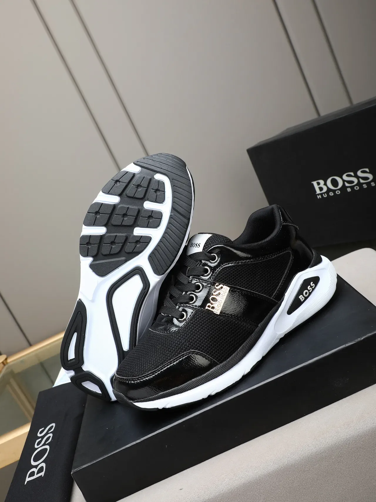 Hugo Boss Tênis lifestyle pretos de verniz e malha 4