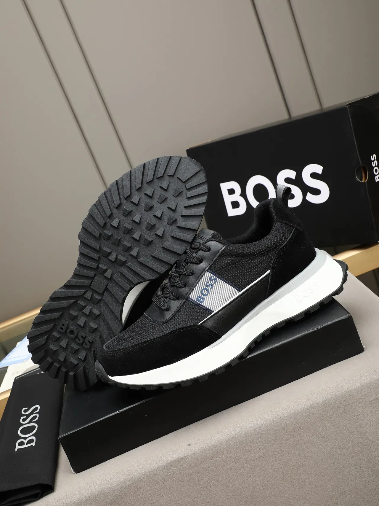 Hugo Boss Sneakers Lifestyle avec tige en daim et maille, semelle avec plateforme noir et blanc 5