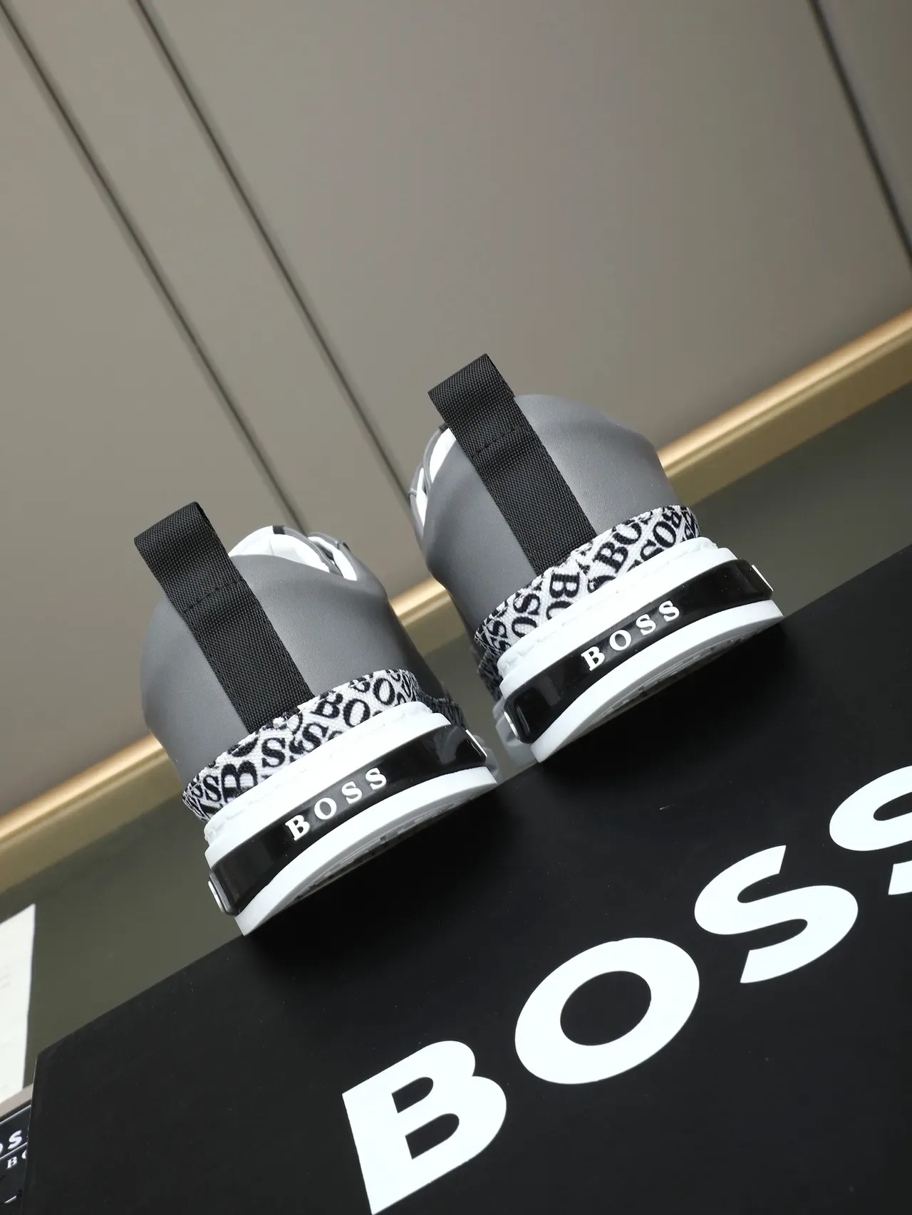Hugo Boss حذاء رياضي جلد رمادي مونوغرام لايف ستايل 3