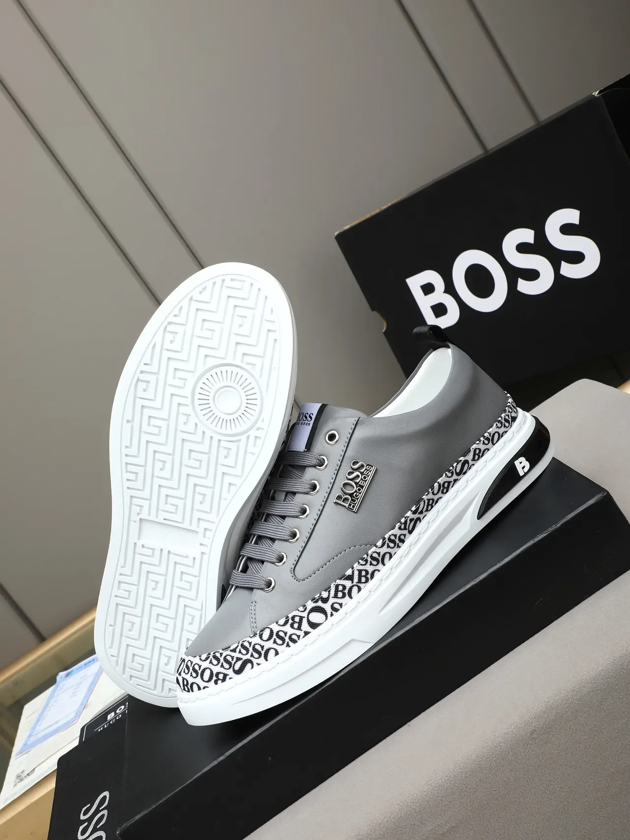 Hugo Boss حذاء رياضي جلد رمادي مونوغرام لايف ستايل 4