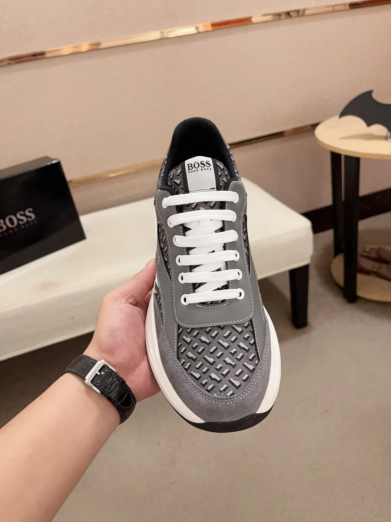 Hugo Boss sapatilhas chunky cinza e branco com monograma em malha e overlays de camurça 2