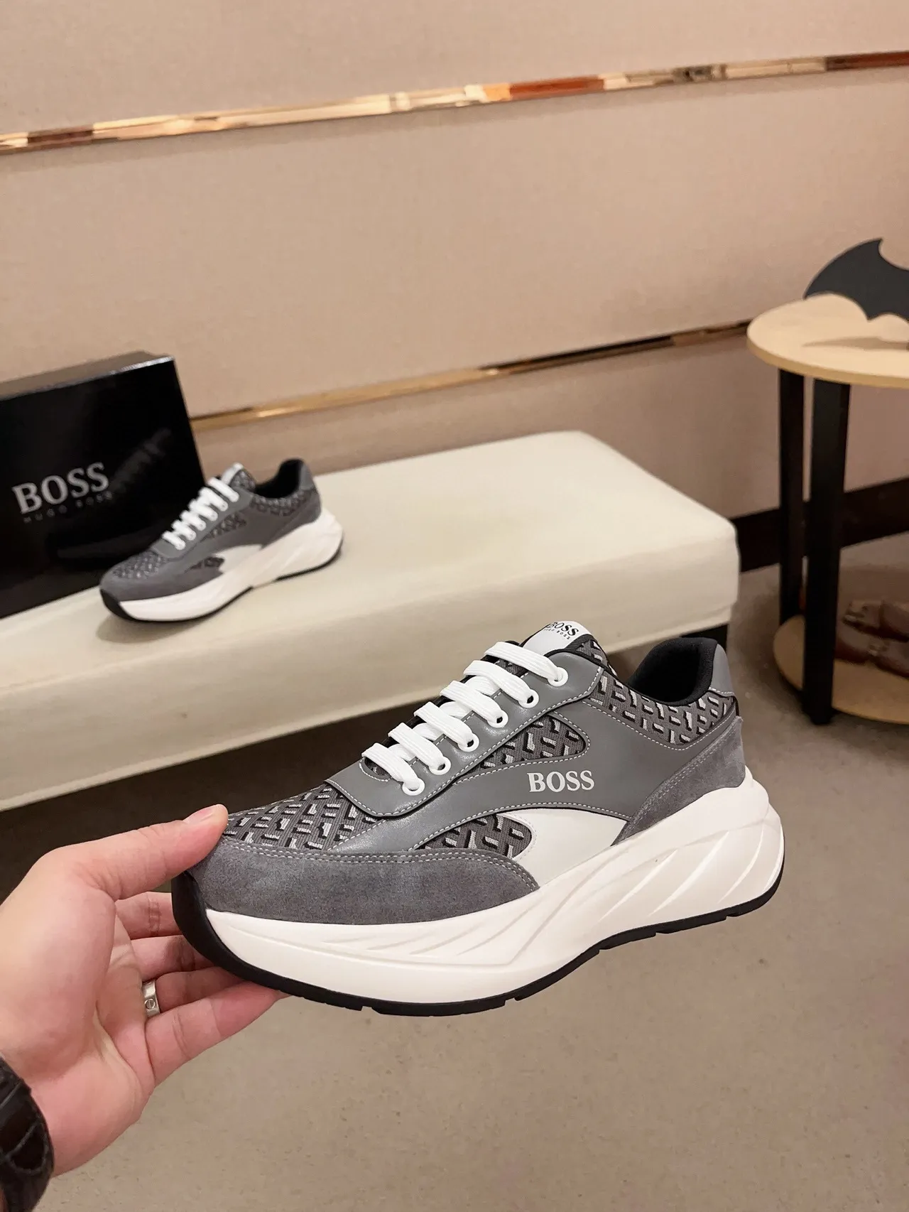Hugo Boss sapatilhas chunky cinza e branco com monograma em malha e overlays de camurça 3