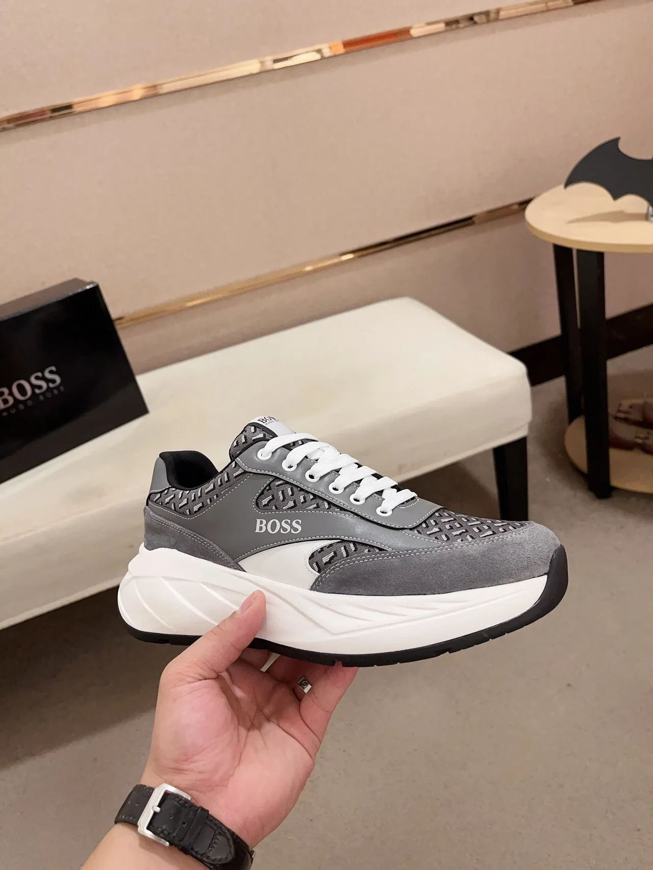 Hugo Boss sapatilhas chunky cinza e branco com monograma em malha e overlays de camurça 4