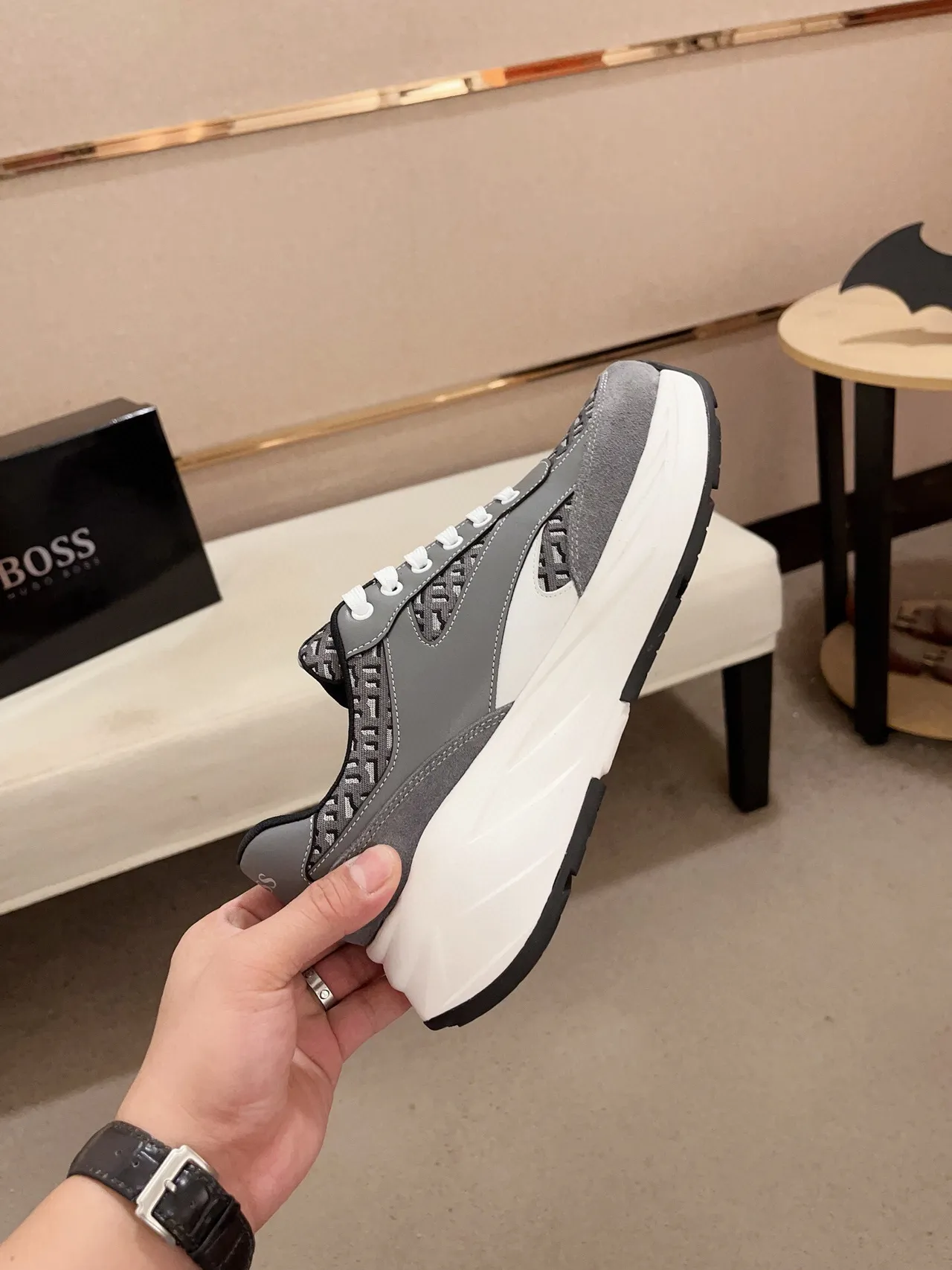 Hugo Boss sapatilhas chunky cinza e branco com monograma em malha e overlays de camurça 5