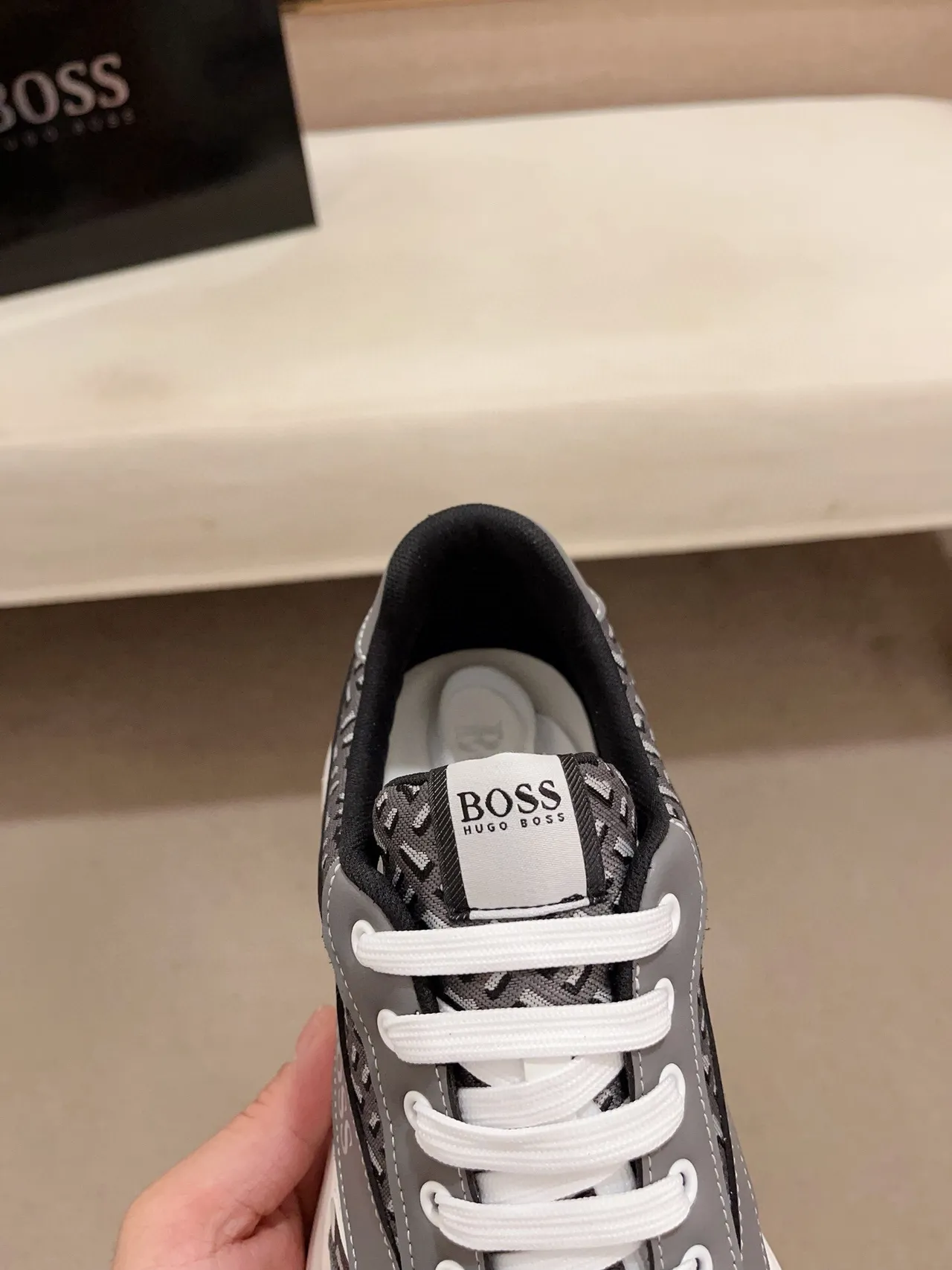 Hugo Boss sapatilhas chunky cinza e branco com monograma em malha e overlays de camurça 6