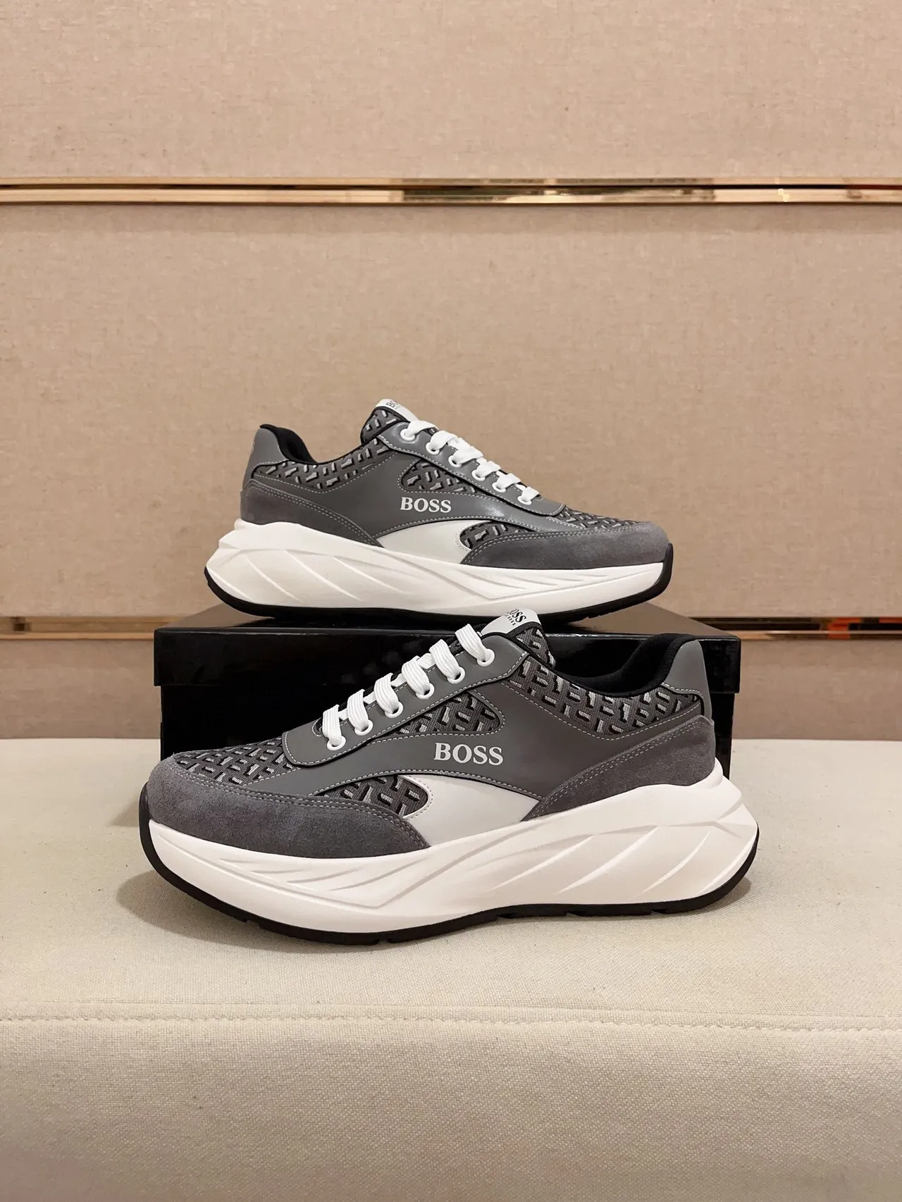Hugo Boss sapatilhas chunky cinza e branco com monograma em malha e overlays de camurça 7