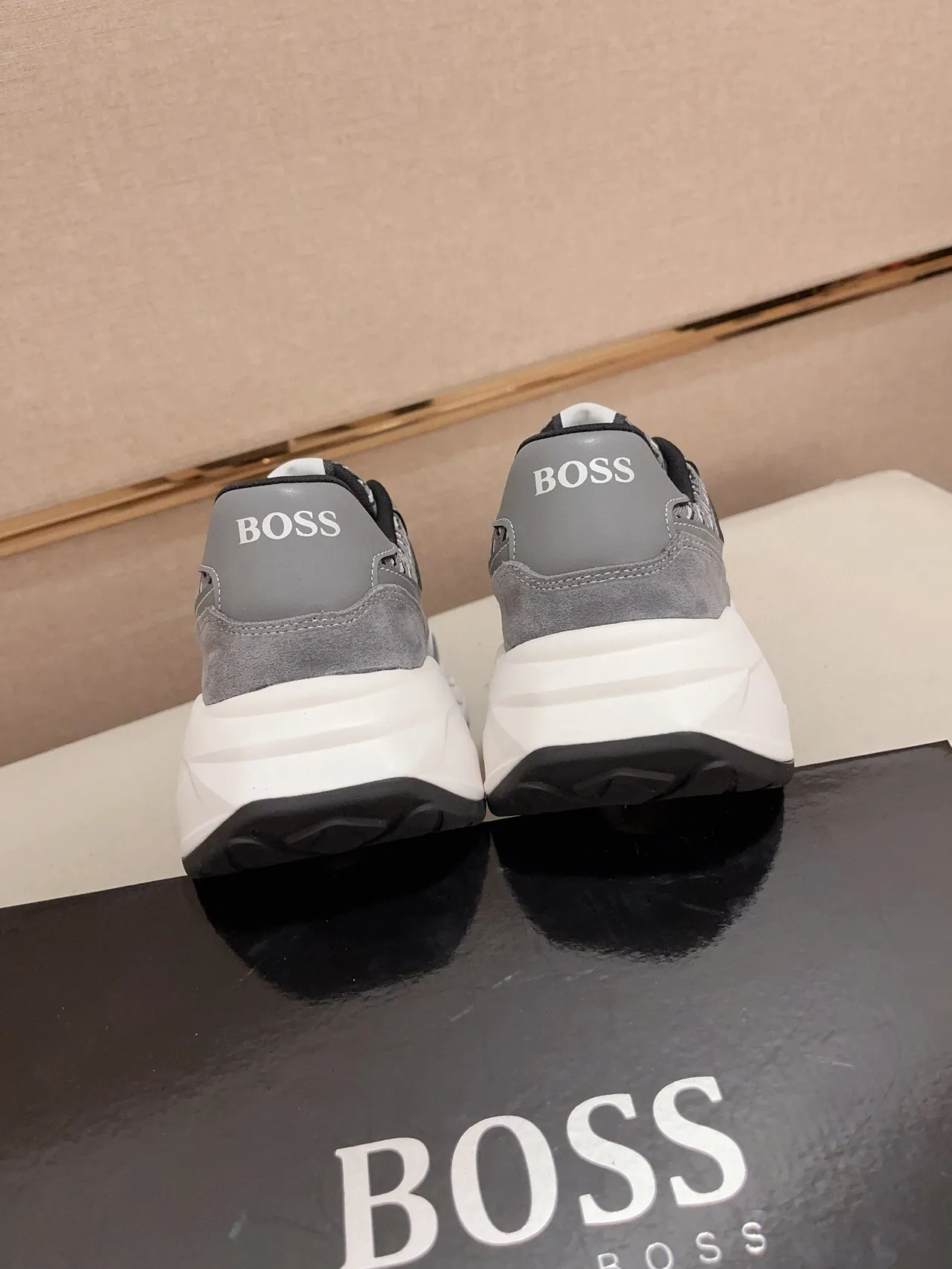 Hugo Boss sapatilhas chunky cinza e branco com monograma em malha e overlays de camurça 8